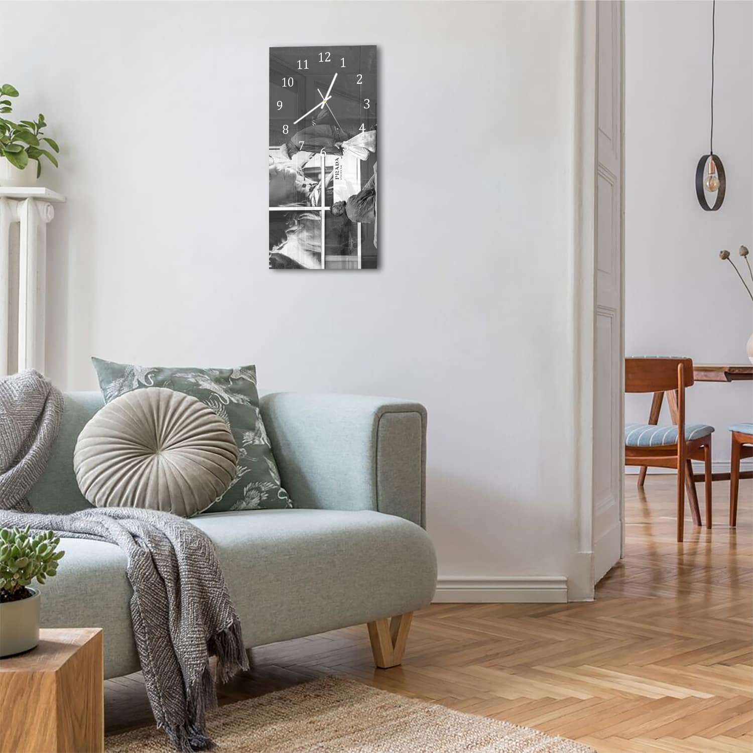 Wanduhr 30x60 - Obdachlose vor Prada-Laden