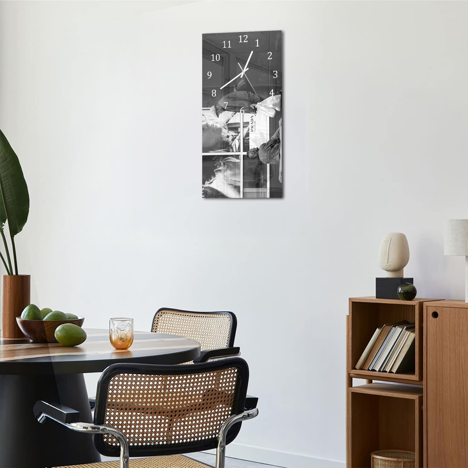 Wanduhr 30x60 - Obdachlose vor Prada-Laden