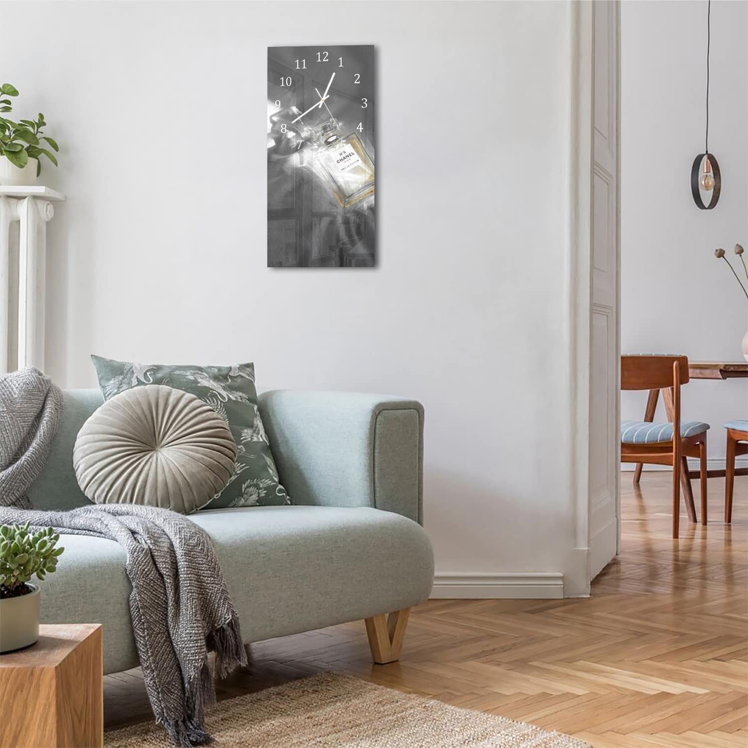 Wanduhr 30x60 - Chanel-Parfüm auf Bett