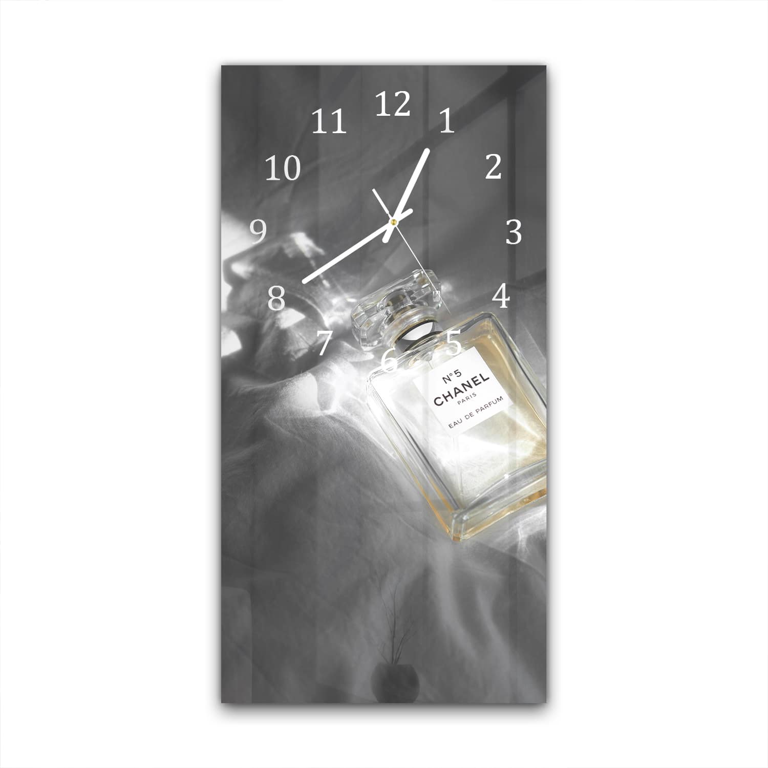Wanduhr 30x60 - Chanel-Parfüm auf Bett