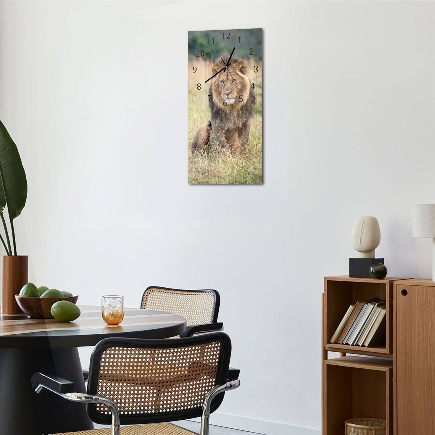 Wanduhr 30x60 - Löwe im Gras