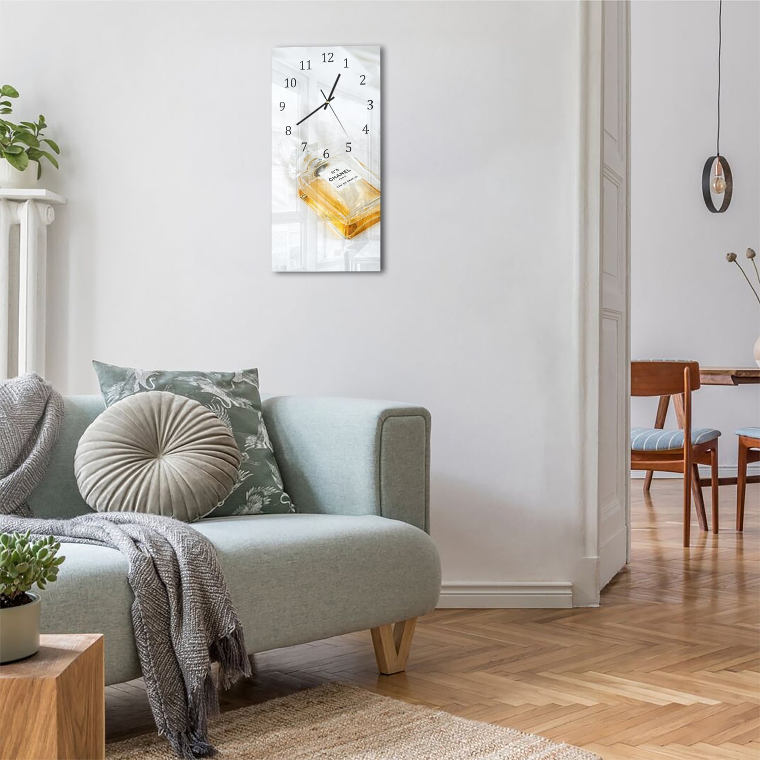 Wanduhr 30x60 - Parfüm auf weißem Hintergrund