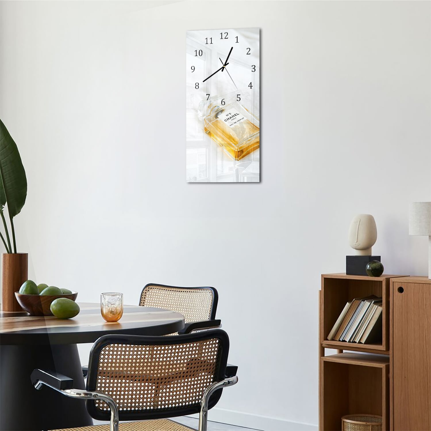 Wanduhr 30x60 - Parfüm auf weißem Hintergrund