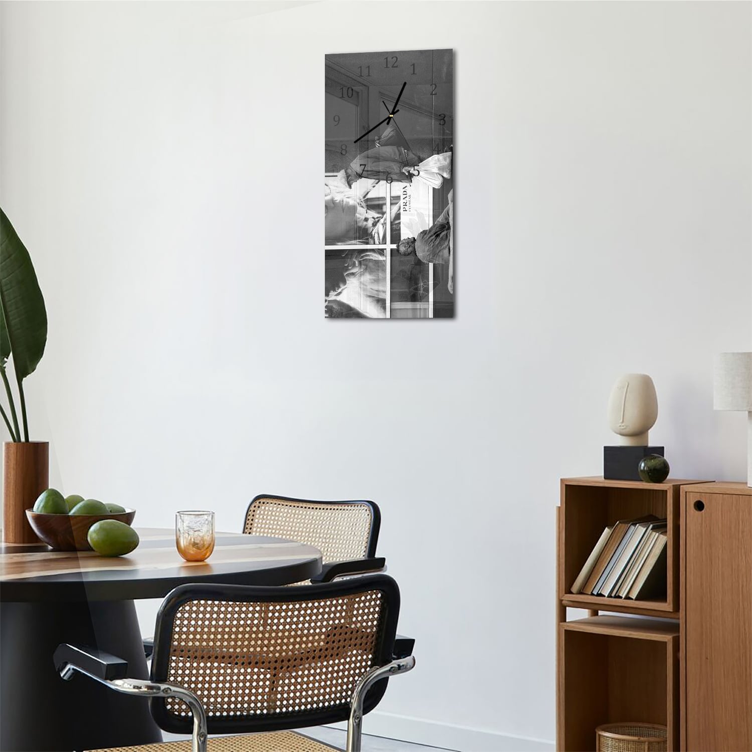 Wanduhr 30x60 - Obdachlose vor Prada-Laden