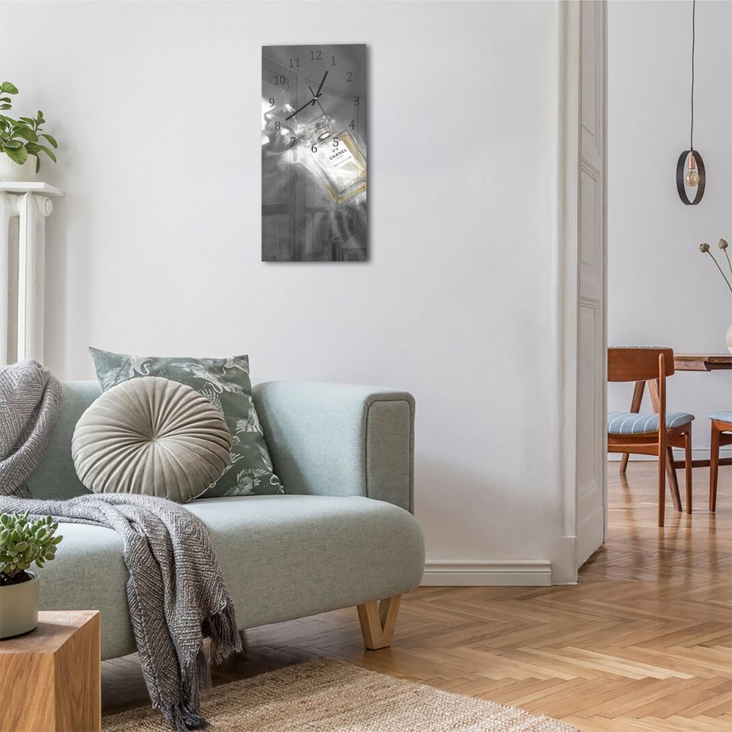 Wanduhr 30x60 - Chanel-Parfüm auf Bett
