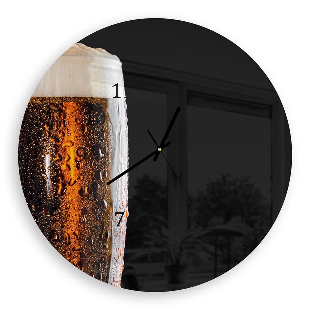 Wanduhr Rund - Bierglas Nahaufnahme