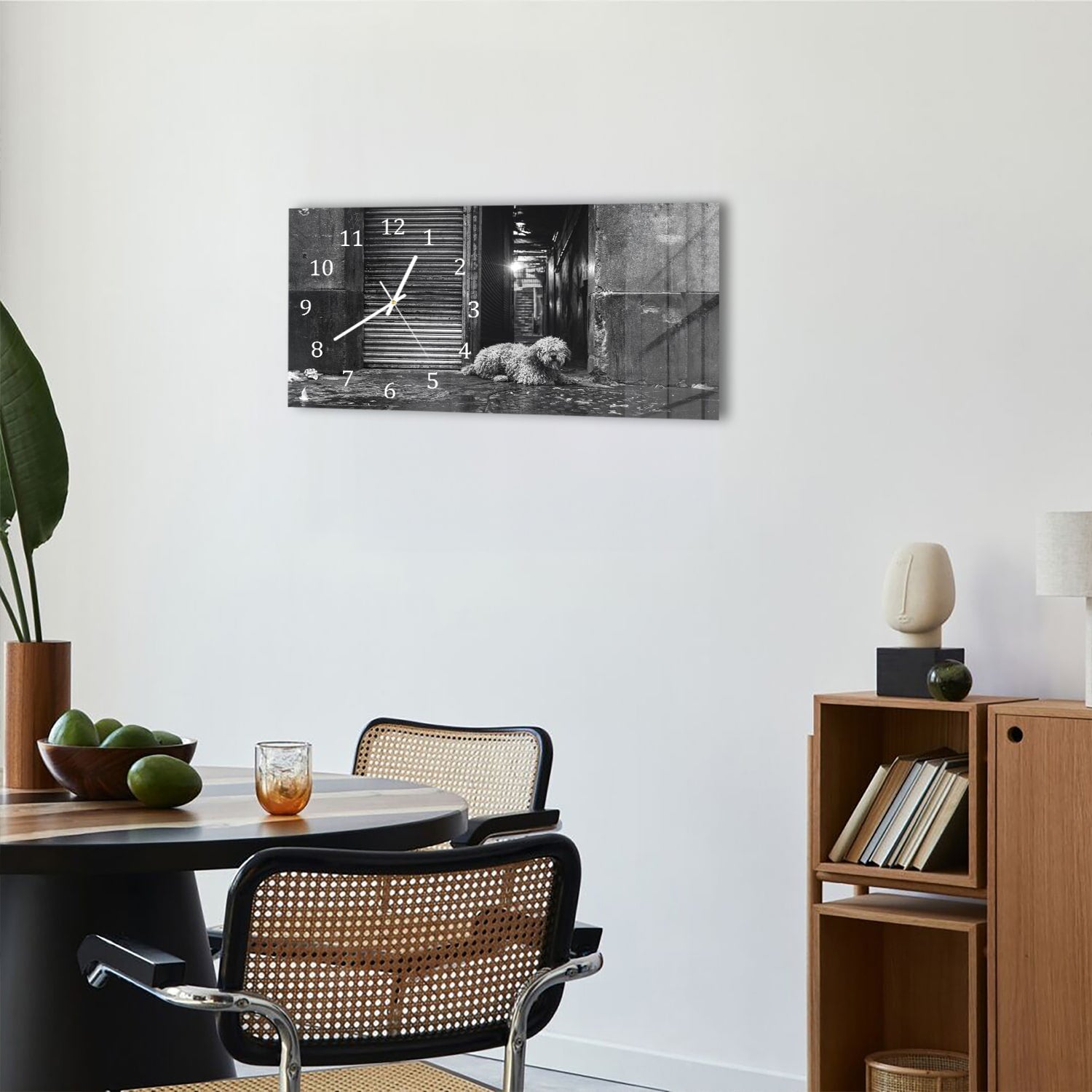 Wanduhr 60x30 - Schwarz-weiß Hund auf der Straße