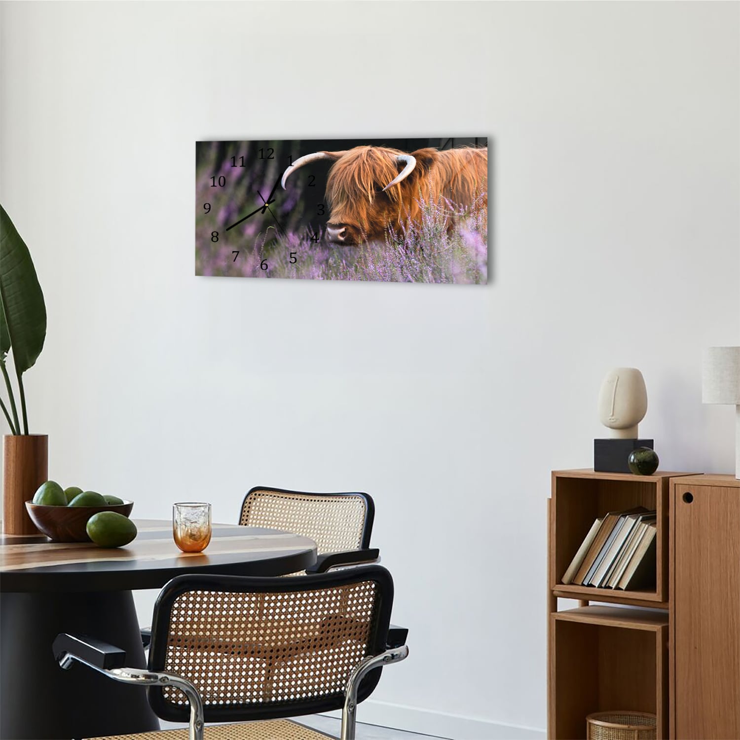 Wanduhr 60x30 - Schottisches Hochlandrind zwischen den Blumen
