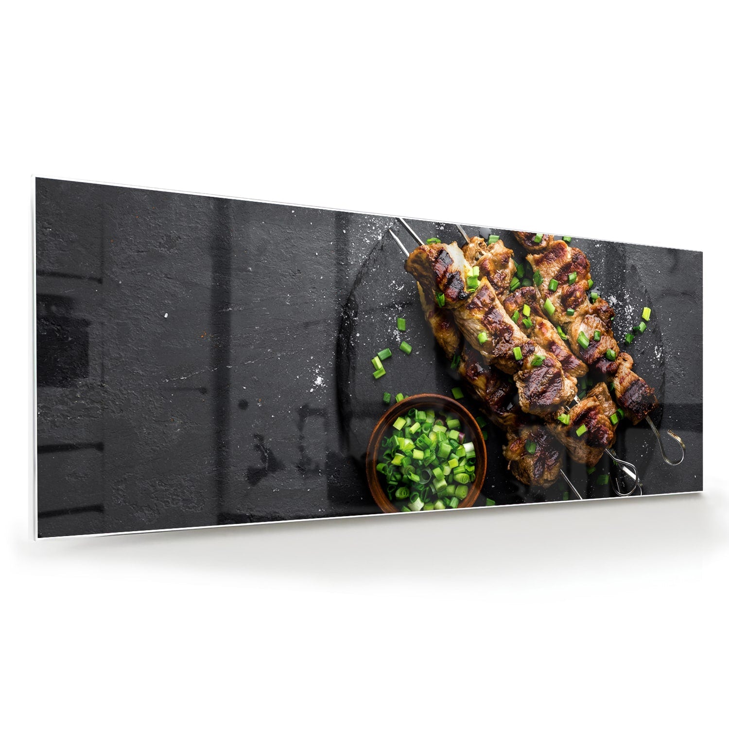 Glasbild mit köstlichen Kebabs auf schwarzem Hintergrund – Glasbild aus Sicherheitsglas, Größe 60x60