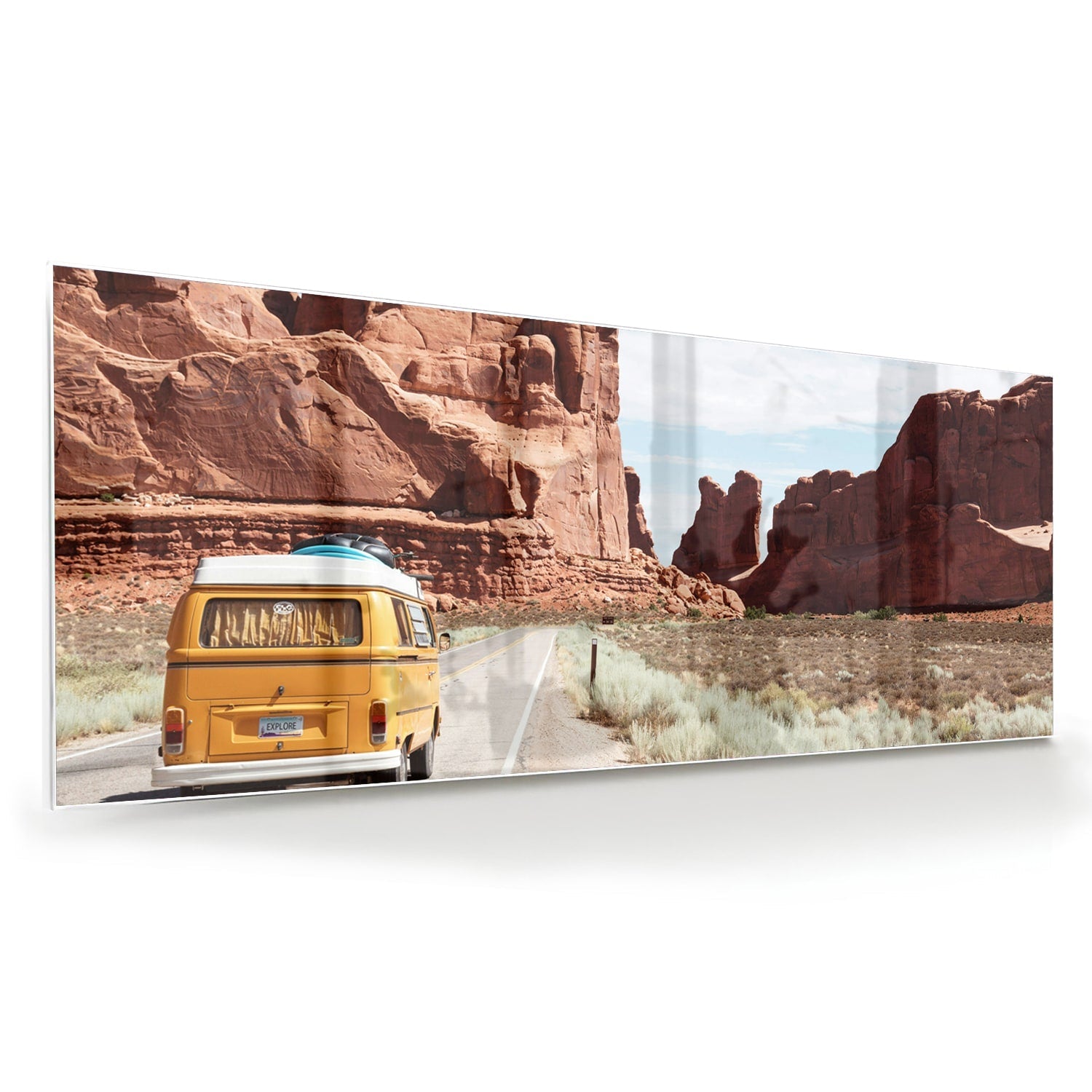 Retro-Glasbild mit gelbem Fahrzeug bei Felsformationen – Glasbild aus Sicherheitsglas, Größe 60x60