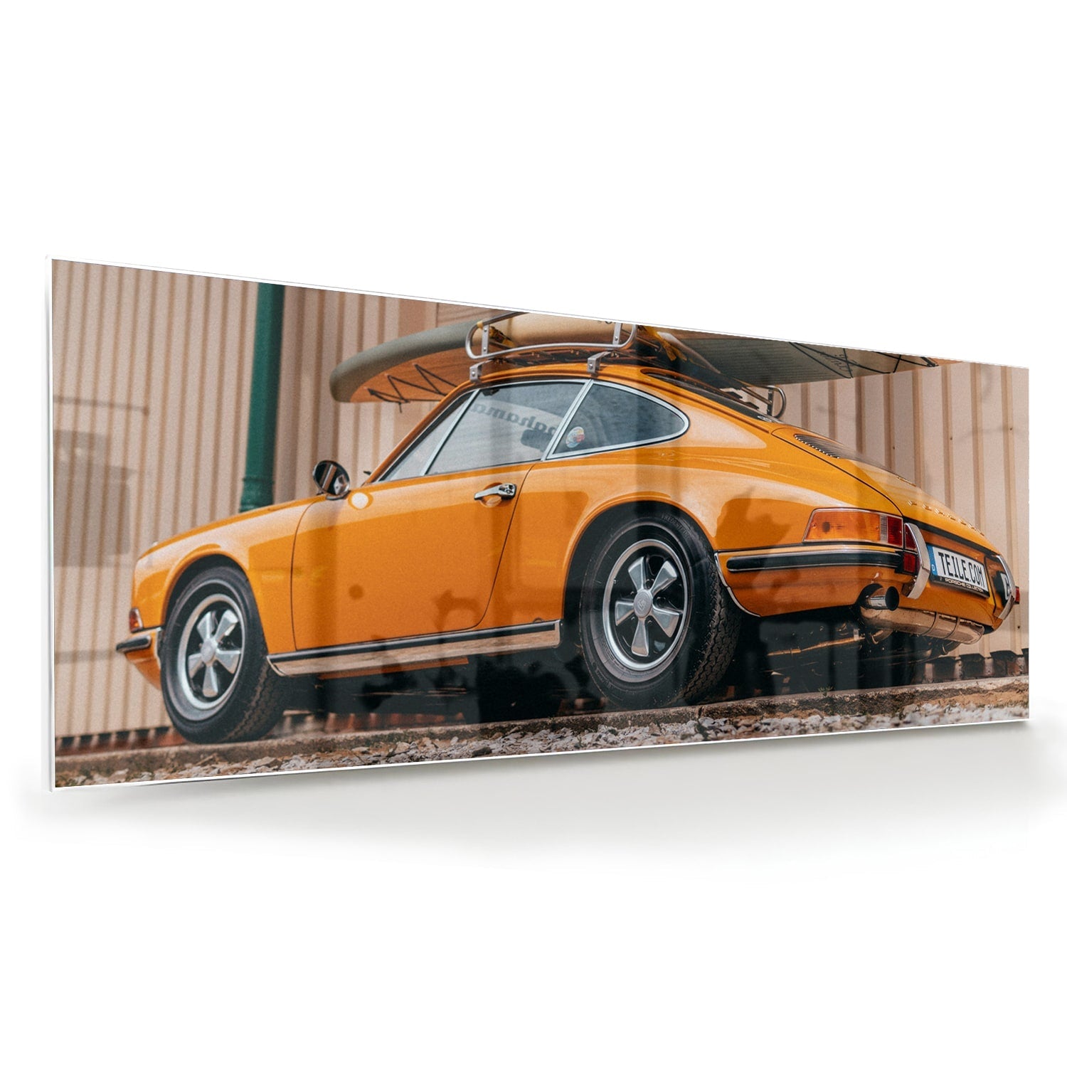 Leuchtendes Glasbild mit orangefarbenem Auto und Surfbrett – Glasbild aus Sicherheitsglas, Größe 60x60