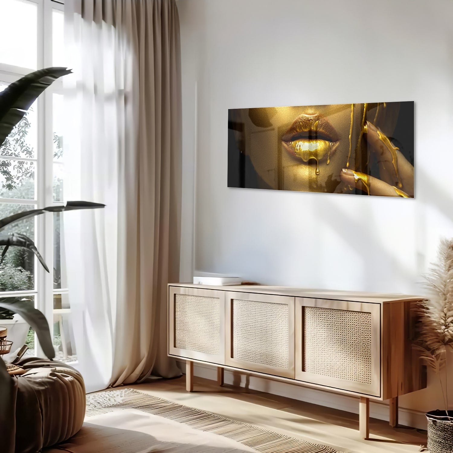 Goldenes Glasbild mit Lippen und Hand – Glasbild aus Sicherheitsglas, Größe 60x60_rond