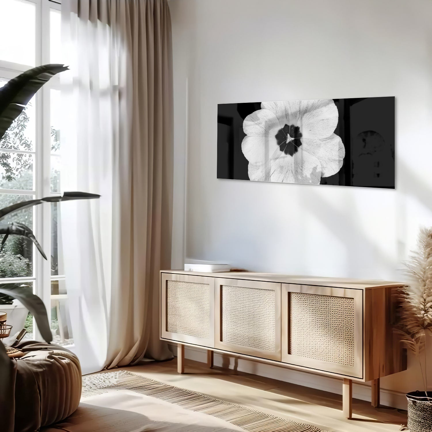 Glasbild mit einer weißen Blume auf schwarzem Hintergrund – Glasbild aus Sicherheitsglas, Größe 60x60_rond