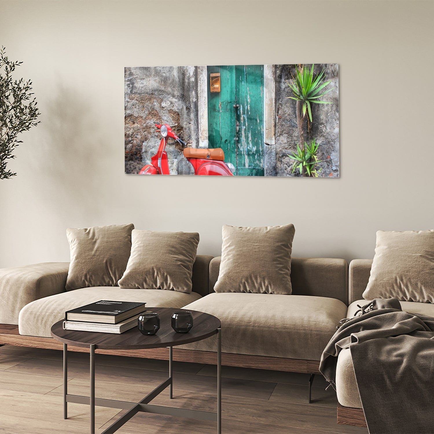 Retro-Glasbild mit rotem Scooter vor einer grünen Tür – Glasbild aus Sicherheitsglas, Größe 90x60