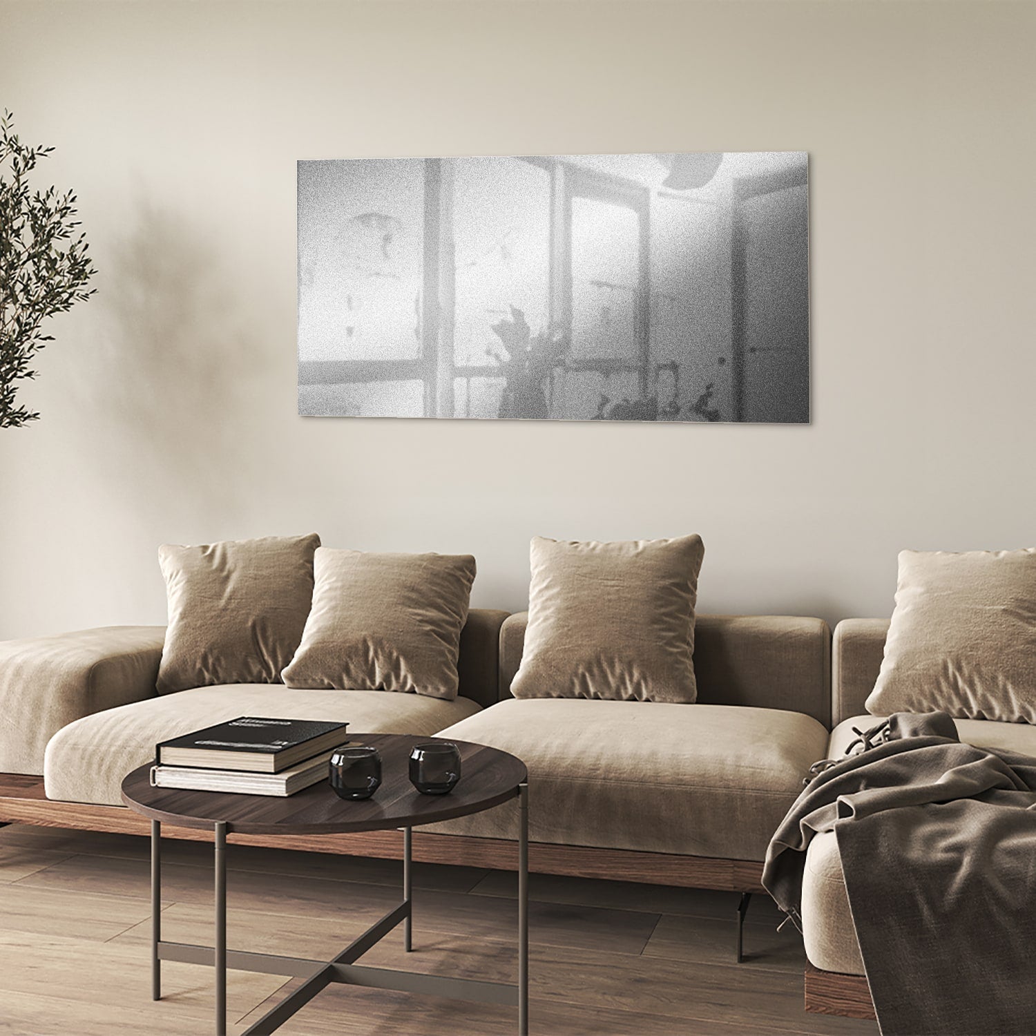 Minimalistisch glazen schilderij met reflecties in een sfeervolle kamer