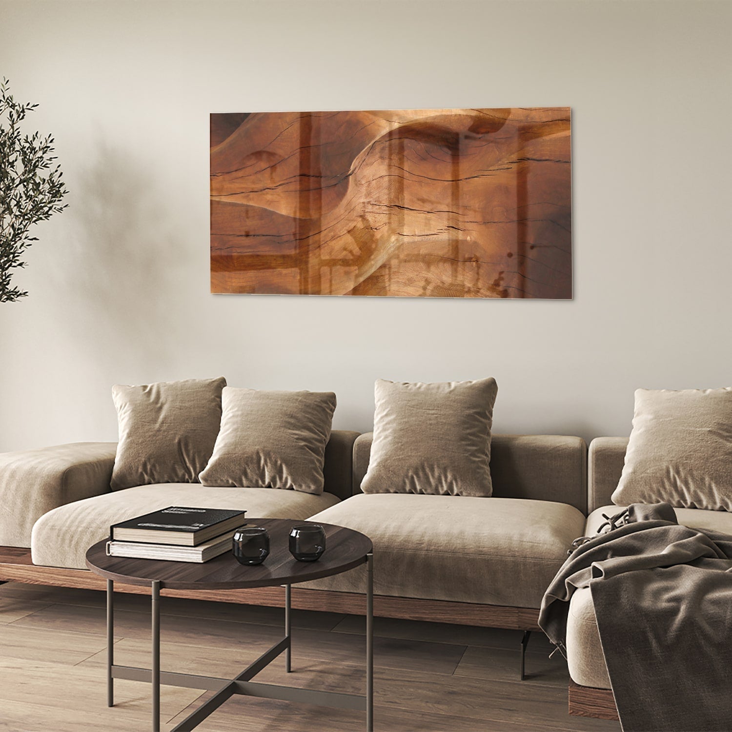 Abstract glazen schilderij met warme houttinten boven een moderne kast in een lichte woonkamer.
