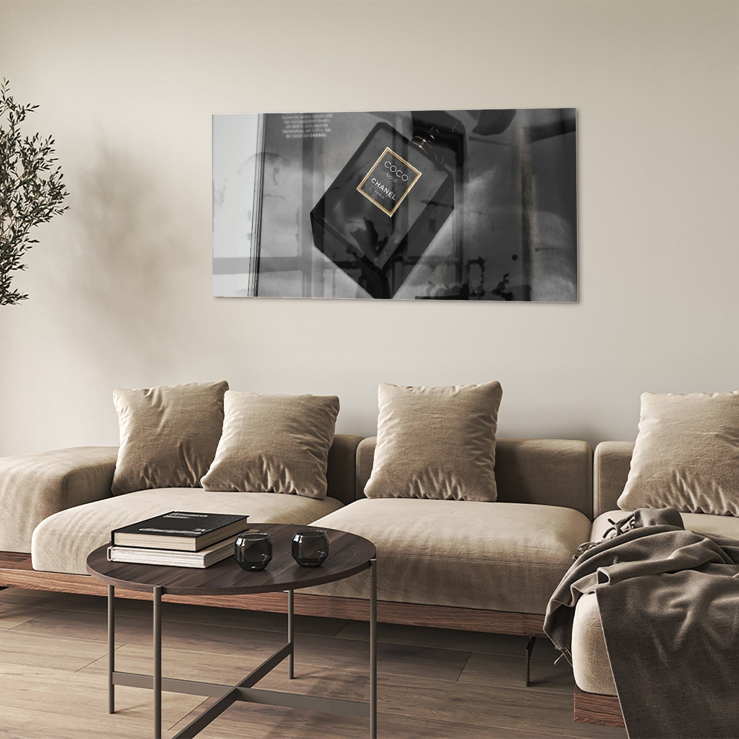 Glasbild mit Parfümflakon in einem stilvollen Interieur – Glasbild aus Sicherheitsglas, Größe 90x60