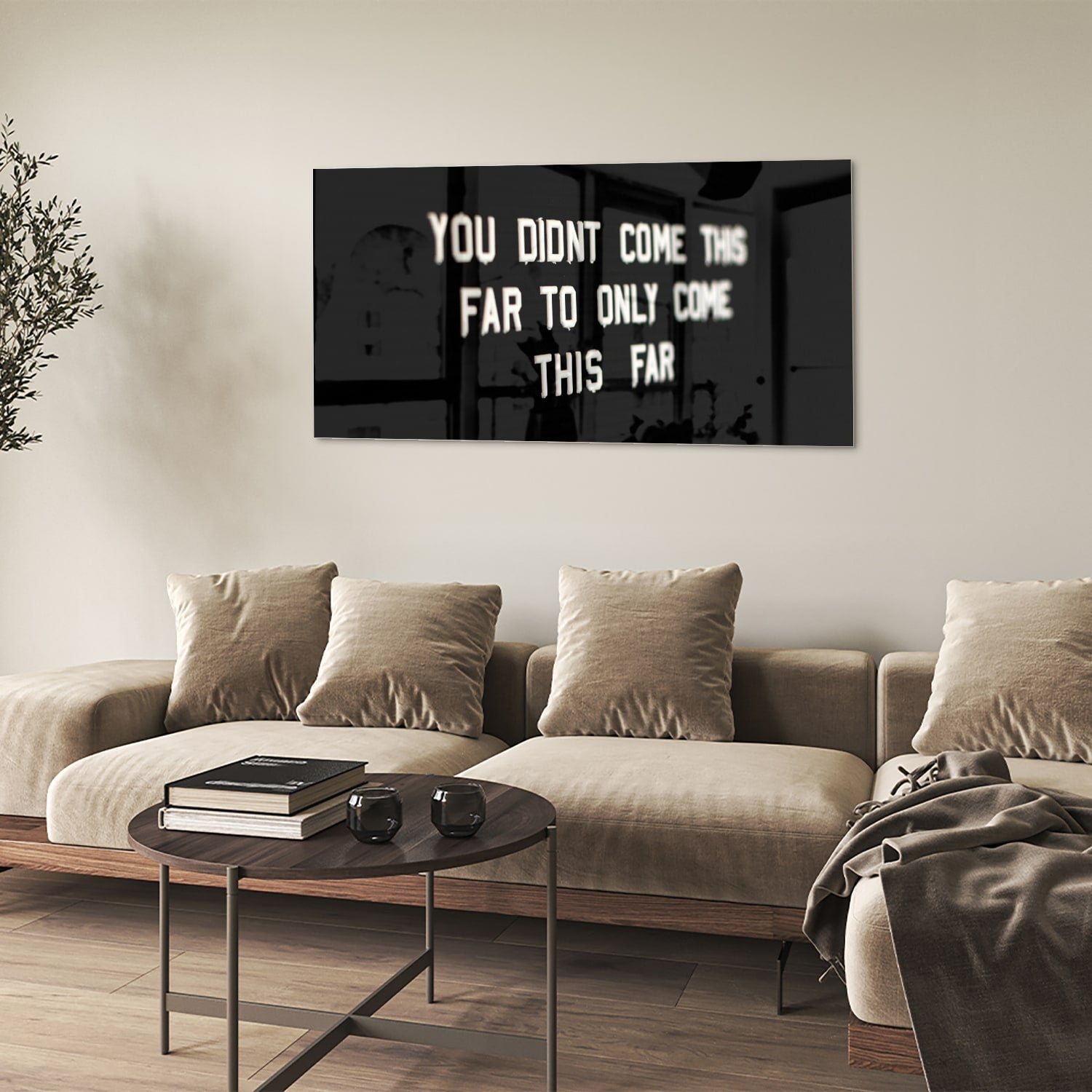 Glazen schilderij met inspirerende quote in een lichte woonkamer