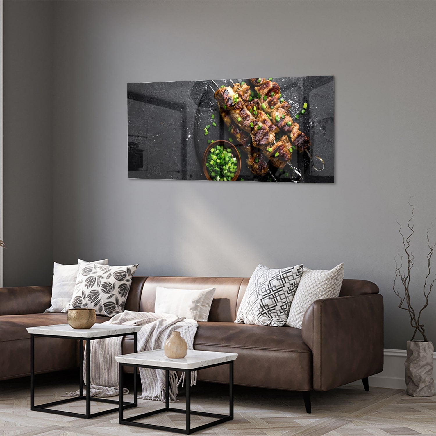 Glasbild mit köstlichen Kebabs auf schwarzem Hintergrund – Glasbild aus Sicherheitsglas, Größe 40x40_rond
