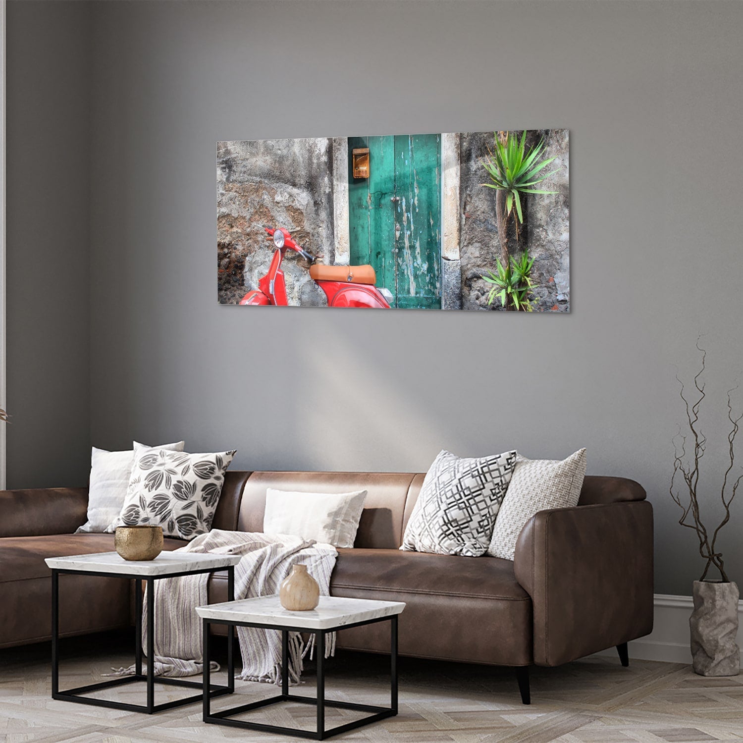 Retro-Glasbild mit rotem Scooter vor einer grünen Tür – Glasbild aus Sicherheitsglas, Größe 40x40_rond