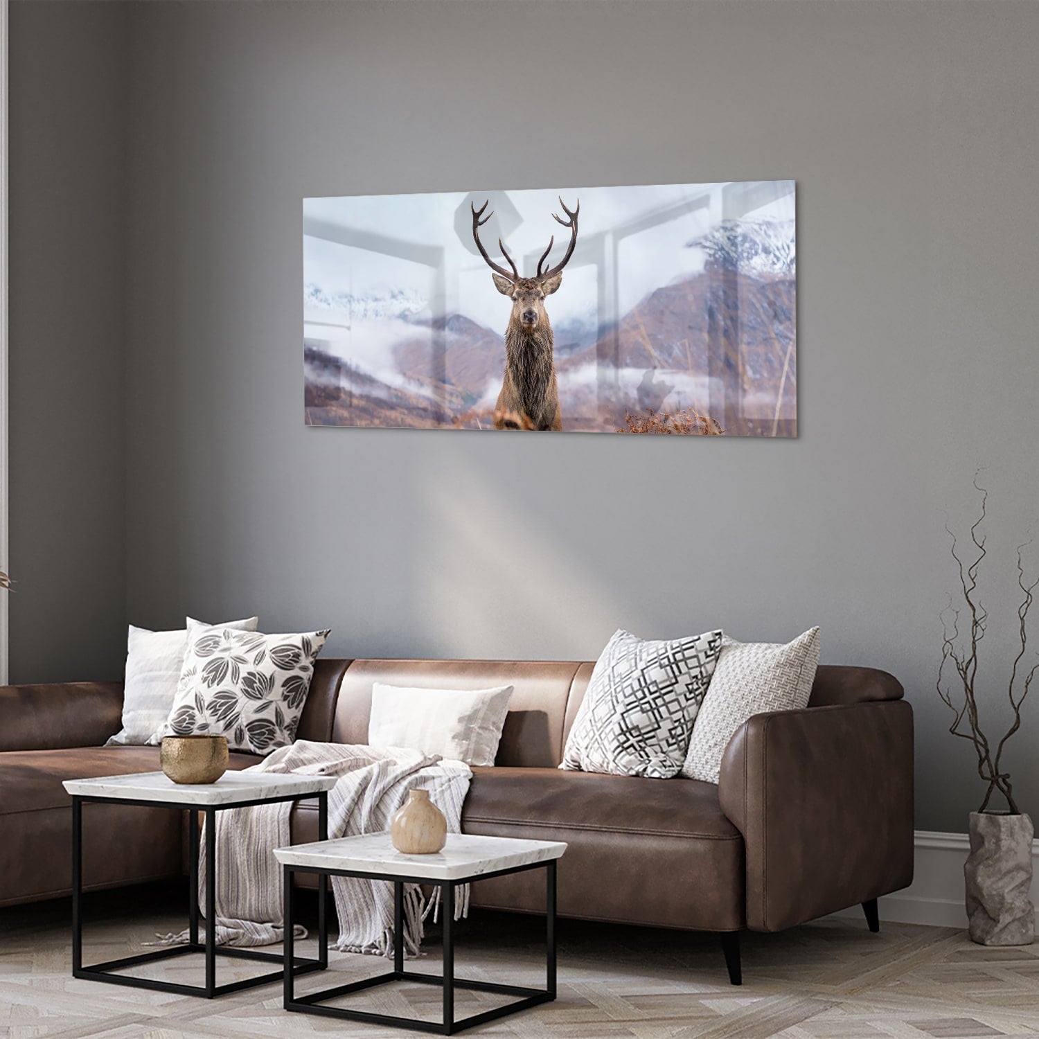 Glasbild mit majestätischem Hirsch in einer ruhigen Berglandschaft – Glasbild aus Sicherheitsglas, Größe 40x40_rond