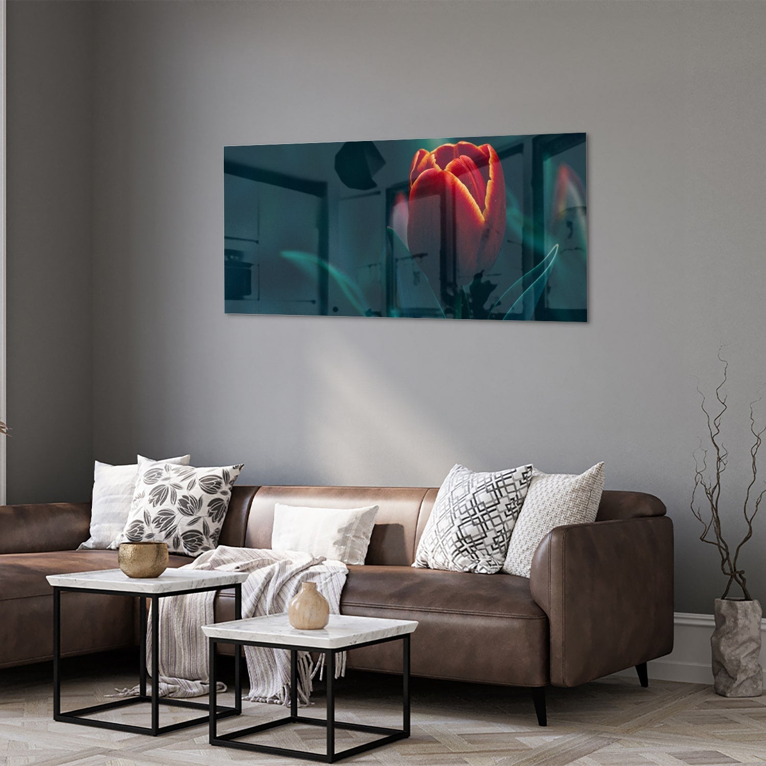 Glasbild mit roter Tulpe in einem modernen Interieur – Glasbild aus Sicherheitsglas, Größe 40x40_rond