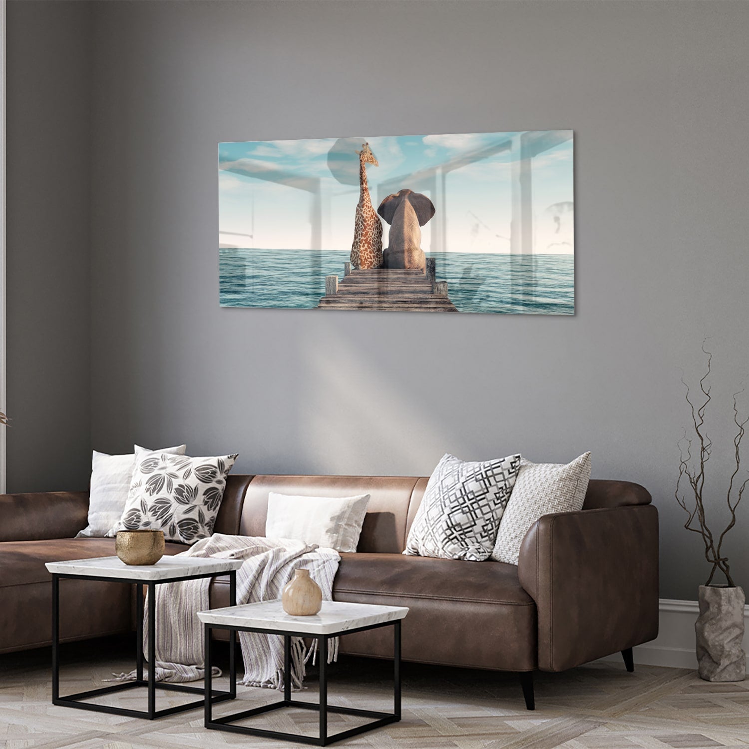 Glasbild mit verspielter Giraffe und Elefant auf einem Holzsteg – Glasbild aus Sicherheitsglas, Größe 40x40_rond