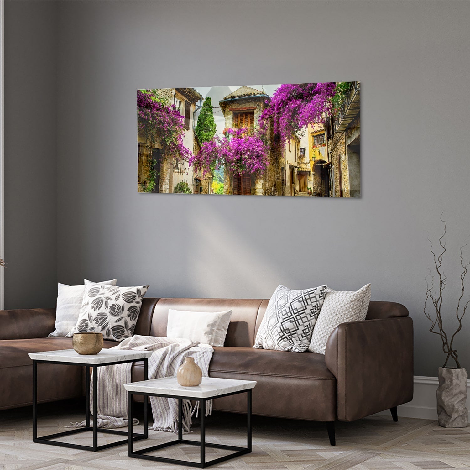 Glasbild mit stimmungsvoller Straßenansicht und violetten Blüten – Glasbild aus Sicherheitsglas, Größe 40x40_rond