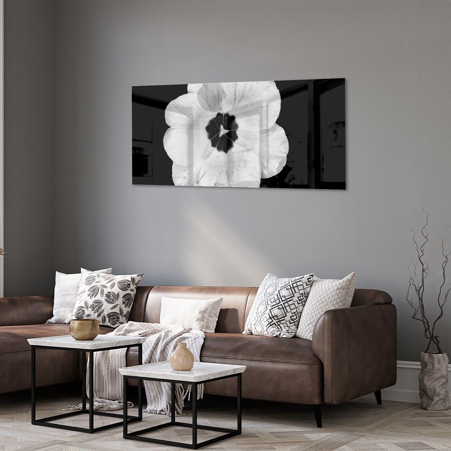 Glasbild mit einer weißen Blume auf schwarzem Hintergrund – Glasbild aus Sicherheitsglas, Größe 40x40_rond