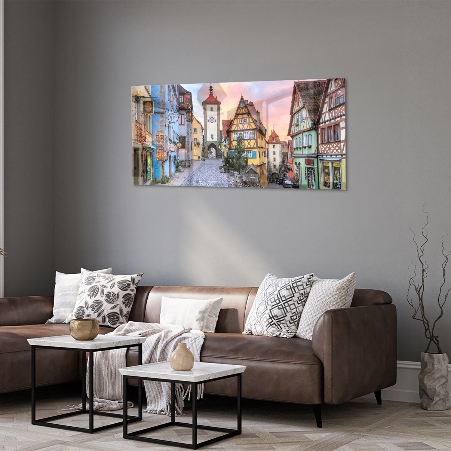 Glasbild mit malerischer Straße und historischen Gebäuden – Glasbild aus Sicherheitsglas, Größe 40x40_rond