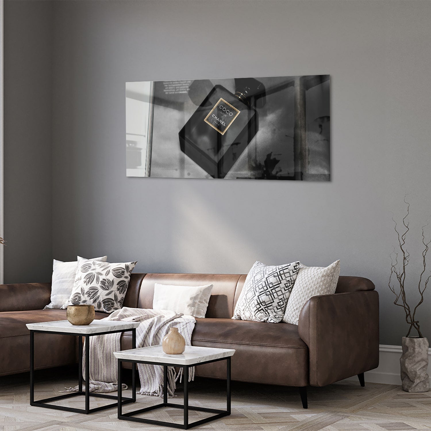 Glasbild mit Parfümflakon in einem stilvollen Interieur – Glasbild aus Sicherheitsglas, Größe 40x40_rond