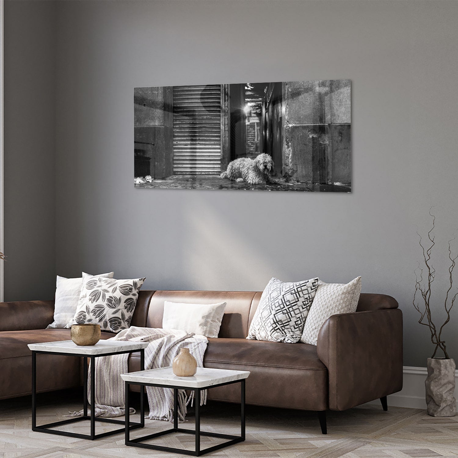 Schwarz-Weiß-Glasbild mit Hund in regnerischer Straßenszene – Glasbild aus Sicherheitsglas, Größe 40x40_rond