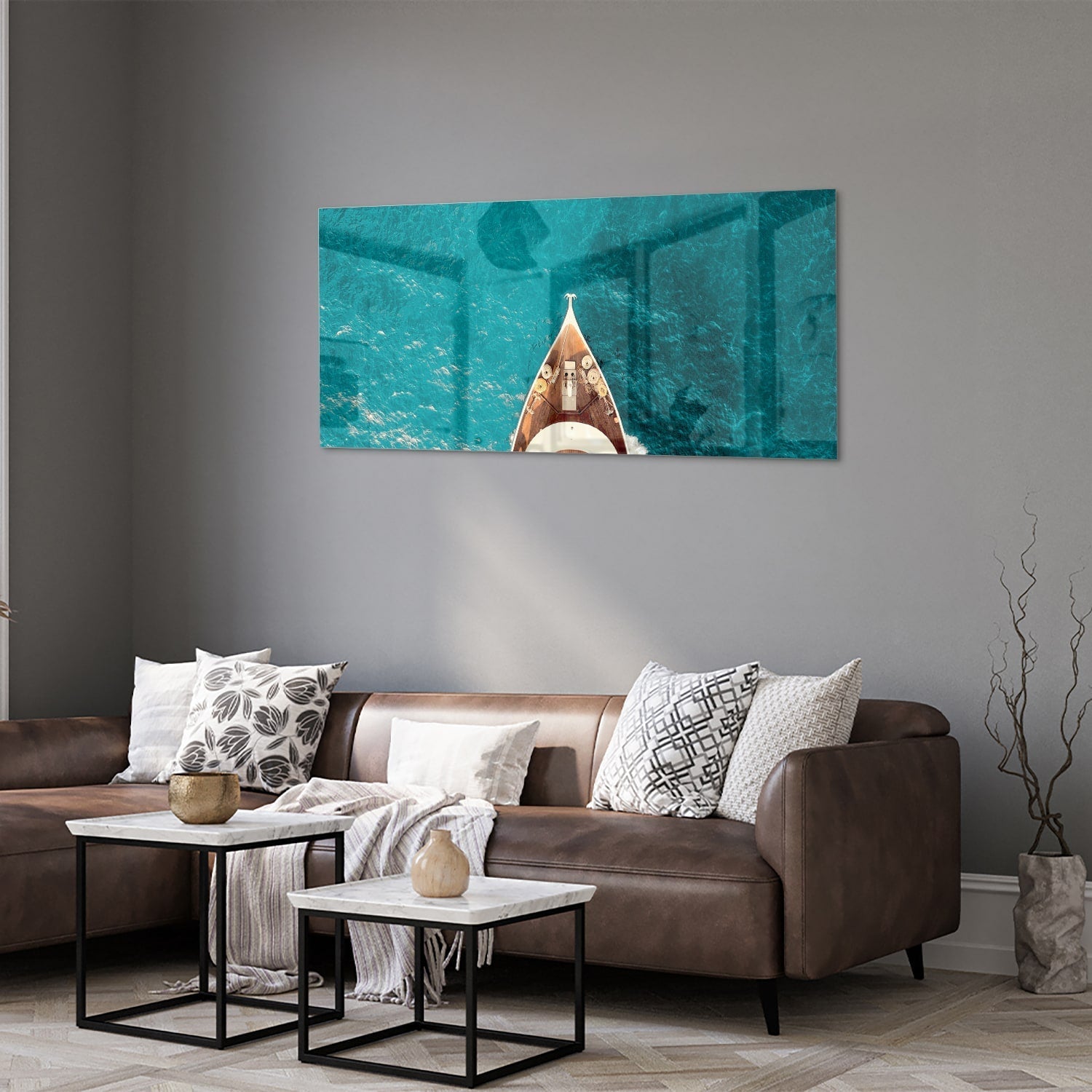 Glazen schilderij van een boot die boven helder turquoise water ligt.
