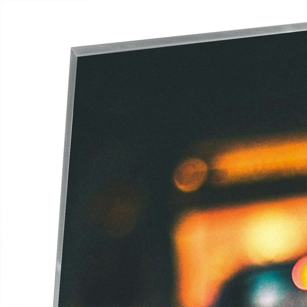 Stilvolles Glasbild mit einem roten Auto in der Stadt – Glasbild aus Sicherheitsglas, Größe 80x60
