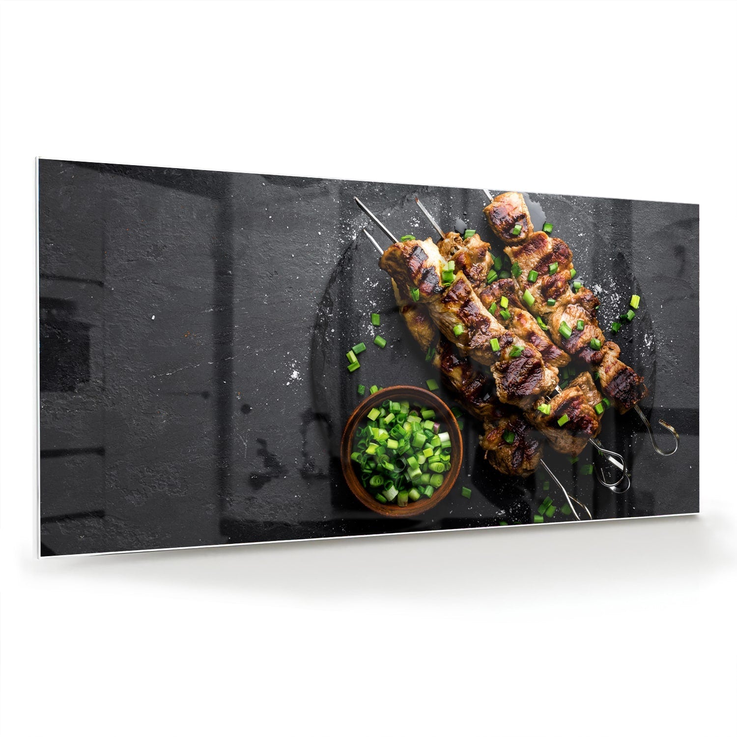 Glasbild mit köstlichen Kebabs auf schwarzem Hintergrund – Glasbild aus Sicherheitsglas, Größe 70x70_rond