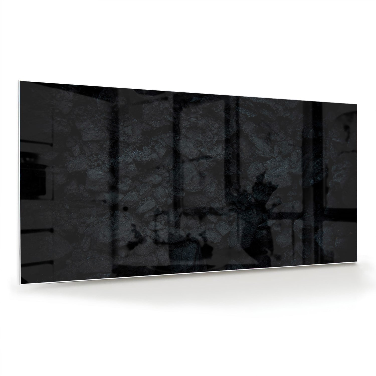 Moderne glazen schilderij met abstracte schakeringen aan de muur in een lichte kamer.