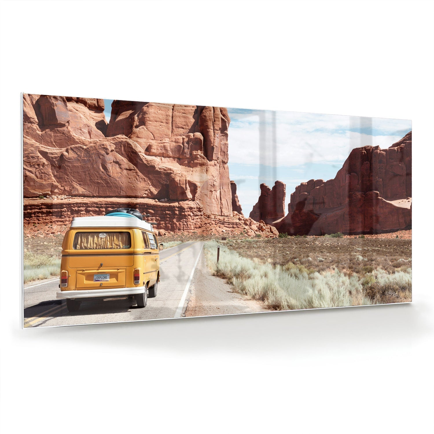 Retro-Glasbild mit gelbem Fahrzeug bei Felsformationen – Glasbild aus Sicherheitsglas, Größe 70x70_rond