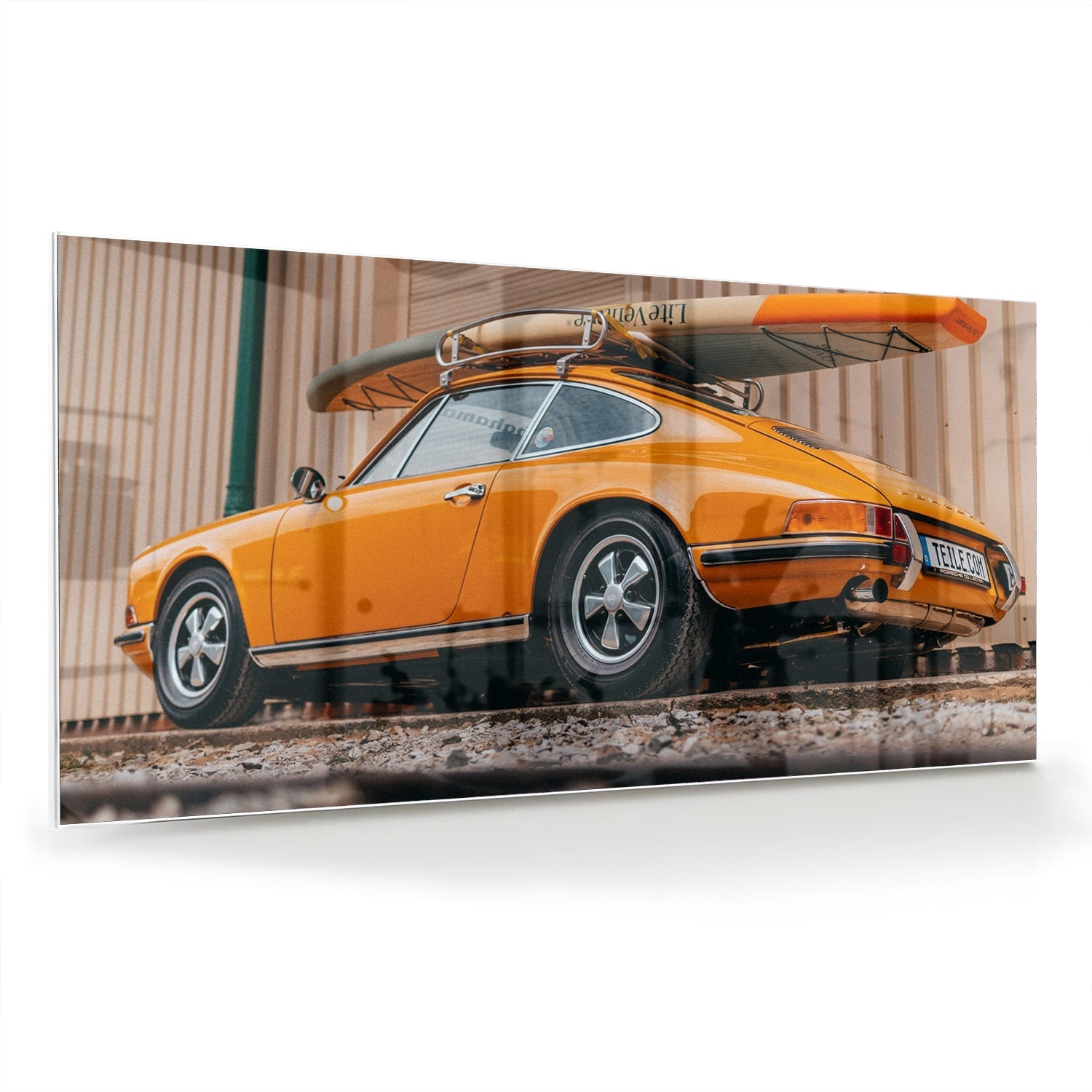 Leuchtendes Glasbild mit orangefarbenem Auto und Surfbrett – Glasbild aus Sicherheitsglas, Größe 70x70_rond
