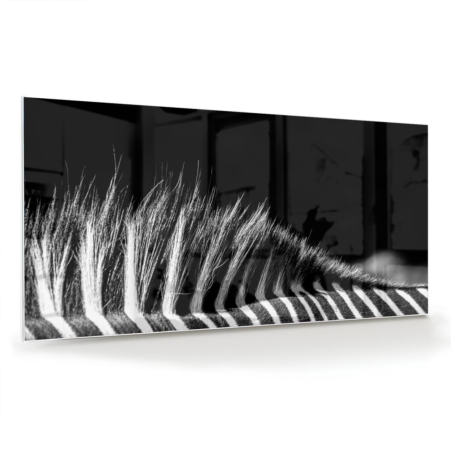 Een modern zwart-wit glazen schilderij met naadloze lijnen aan de muur.