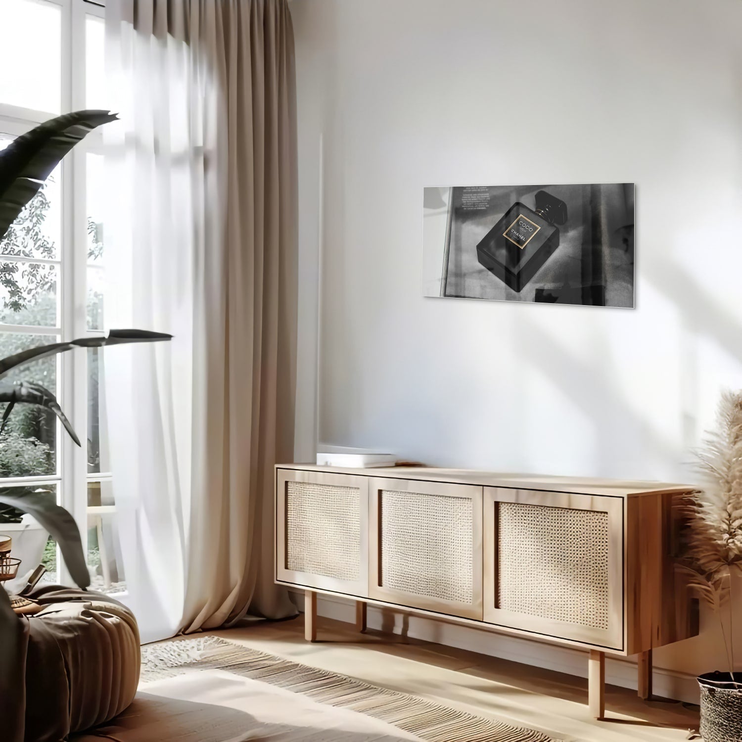 Glasbild mit Parfümflakon in einem stilvollen Interieur – Glasbild aus Sicherheitsglas, Größe 100x50