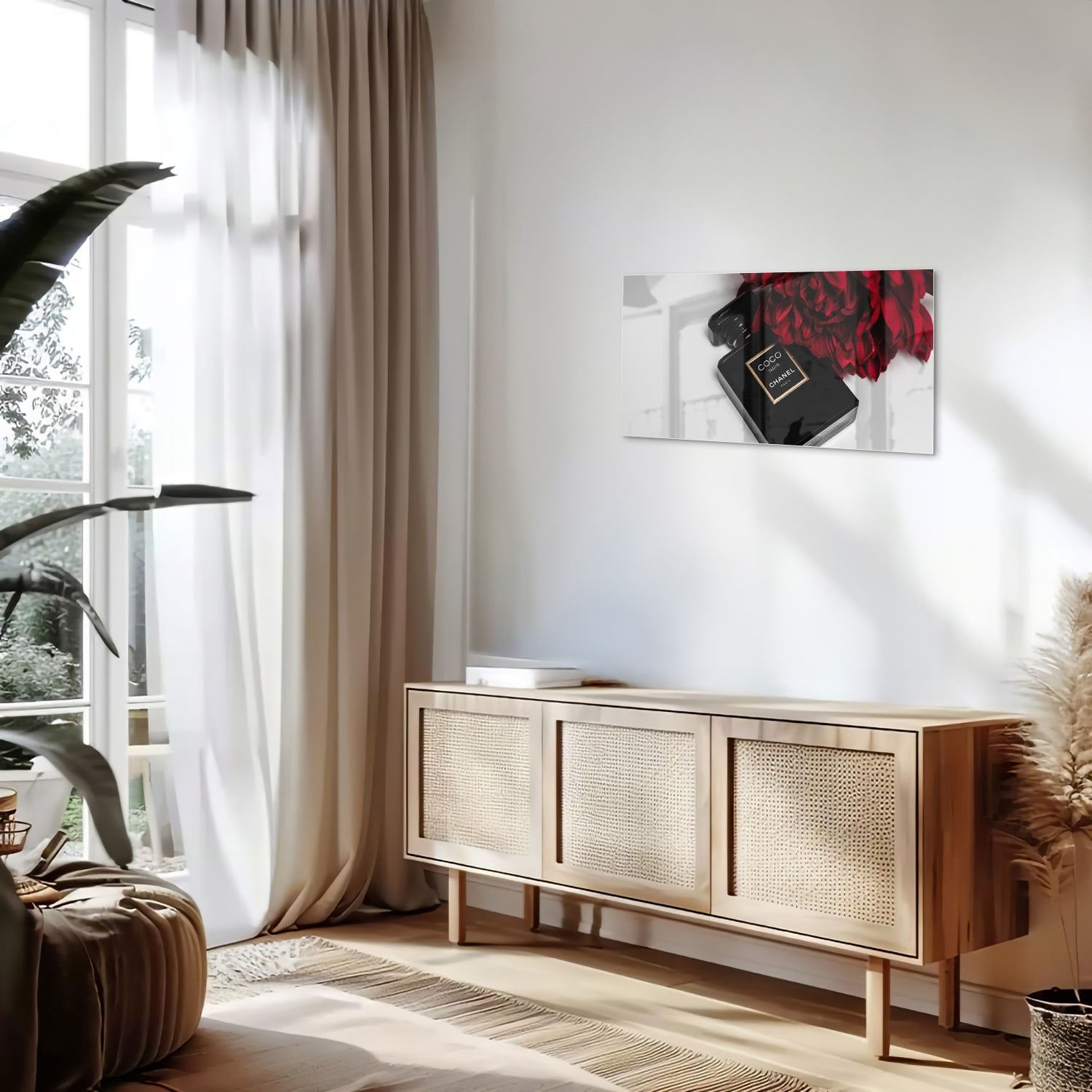 Elegantes Glasbild mit Parfüm und roten Blumen – Glasbild aus Sicherheitsglas, Größe 100x50