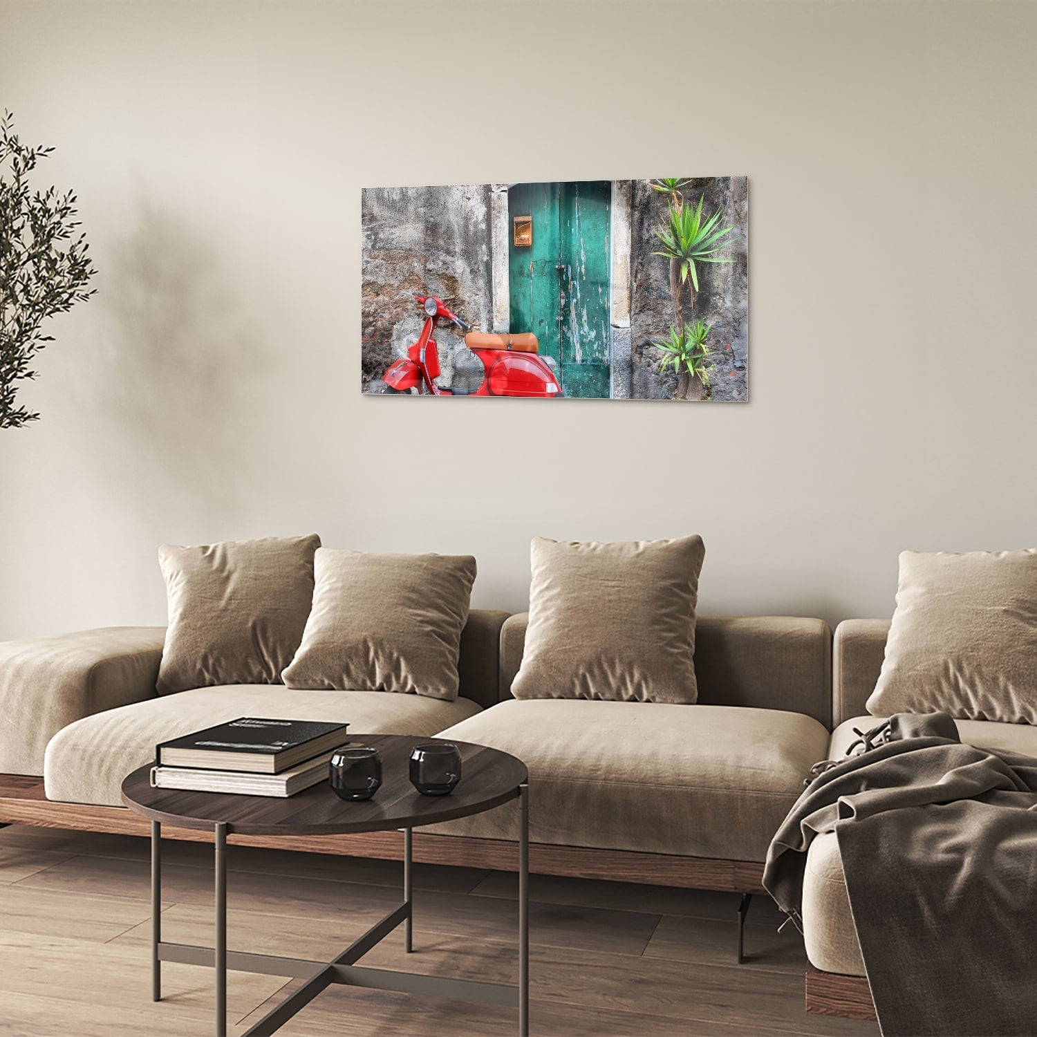 Retro-Glasbild mit rotem Scooter vor einer grünen Tür – Glasbild aus Sicherheitsglas, Größe 100x60
