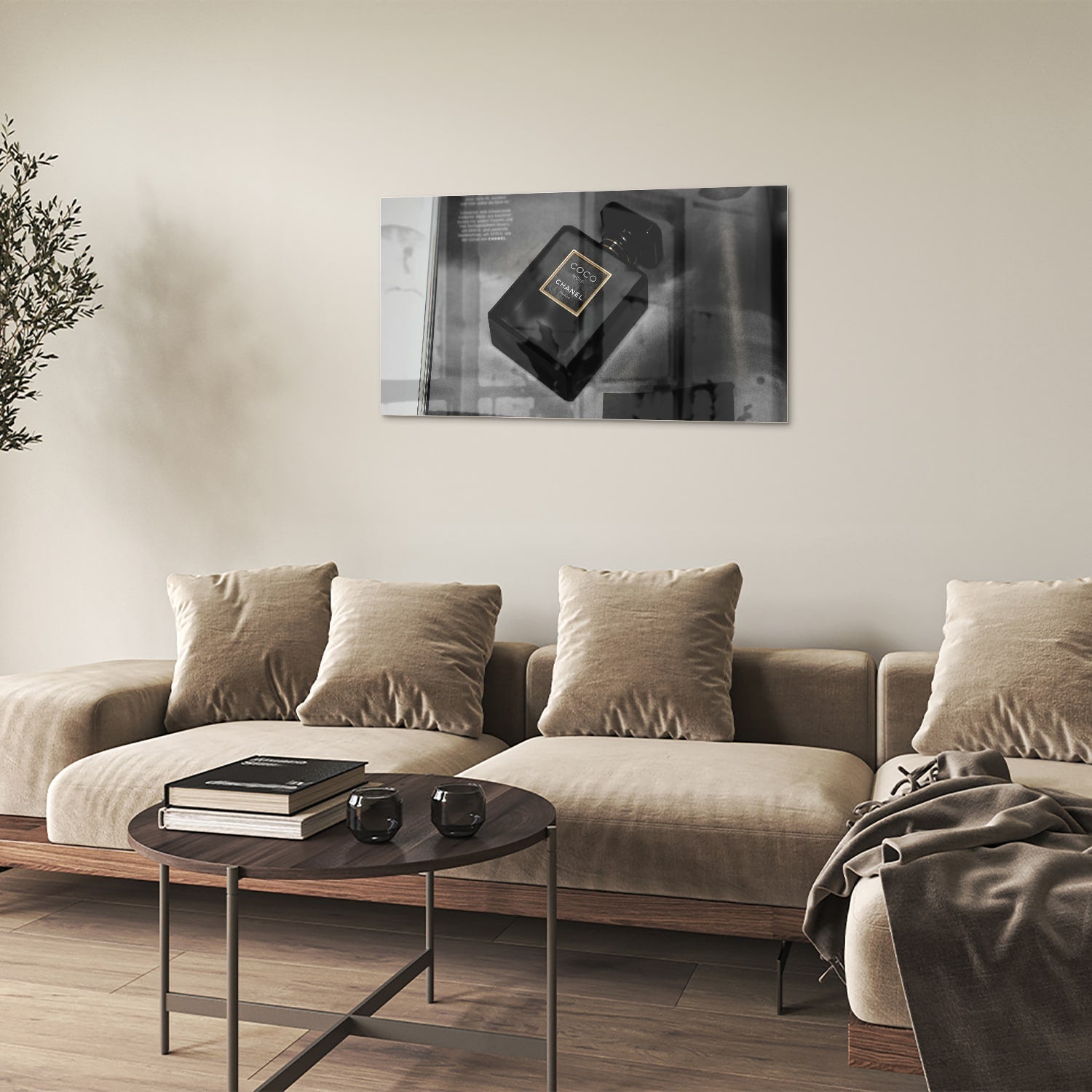 Glasbild mit Parfümflakon in einem stilvollen Interieur – Glasbild aus Sicherheitsglas, Größe 100x60