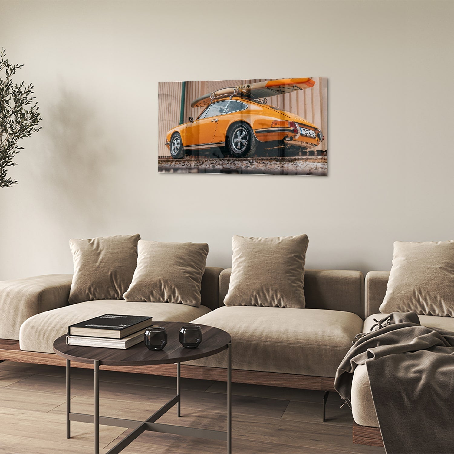 Leuchtendes Glasbild mit orangefarbenem Auto und Surfbrett – Glasbild aus Sicherheitsglas, Größe 100x60