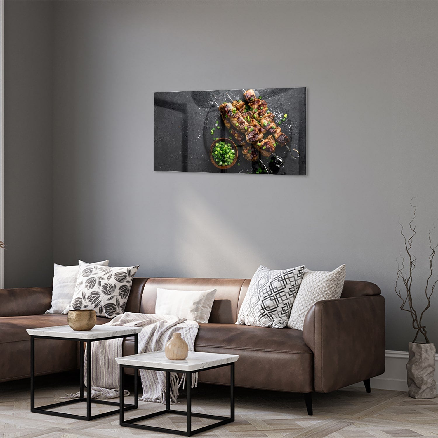 Glasbild mit köstlichen Kebabs auf schwarzem Hintergrund – Glasbild aus Sicherheitsglas, Größe 125x50
