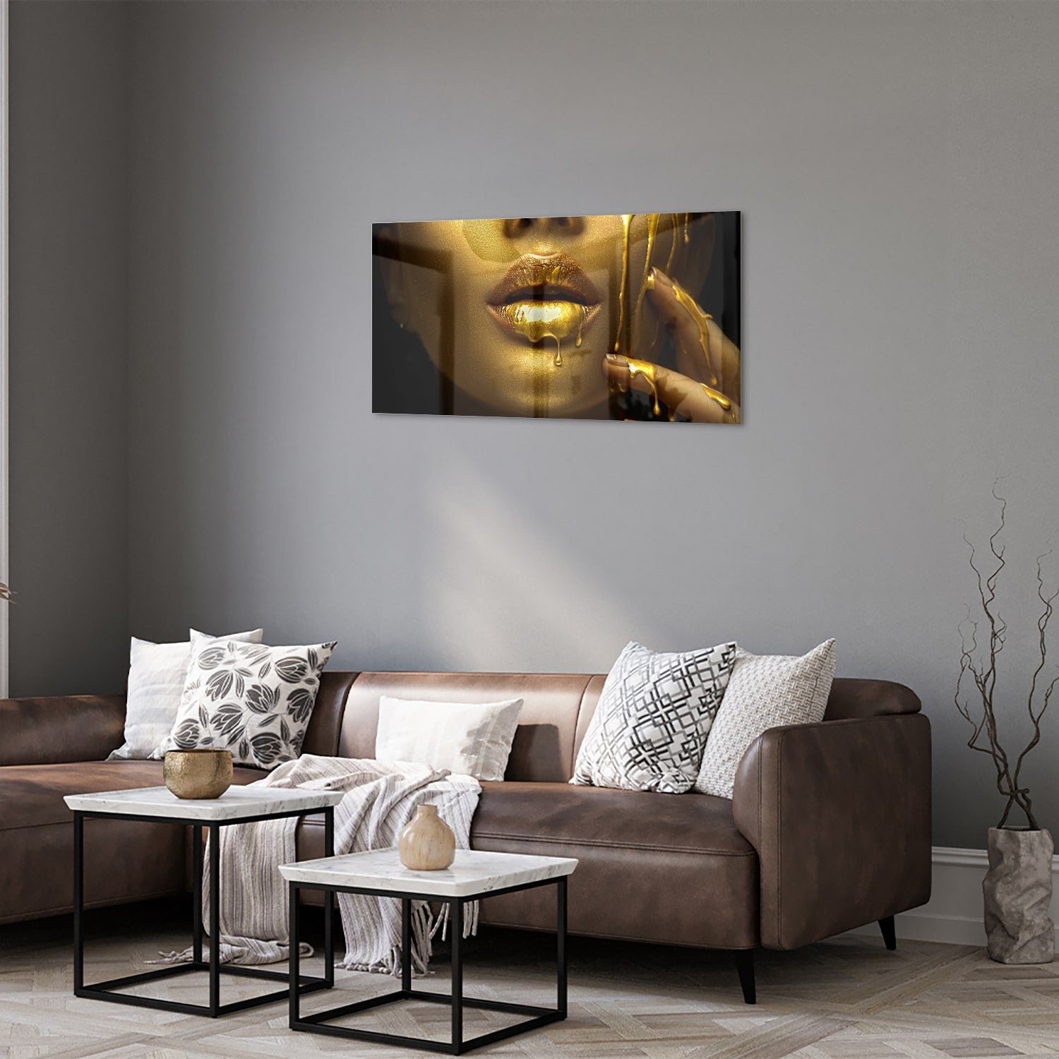 Goldenes Glasbild mit Lippen und Hand – Glasbild aus Sicherheitsglas, Größe 125x50