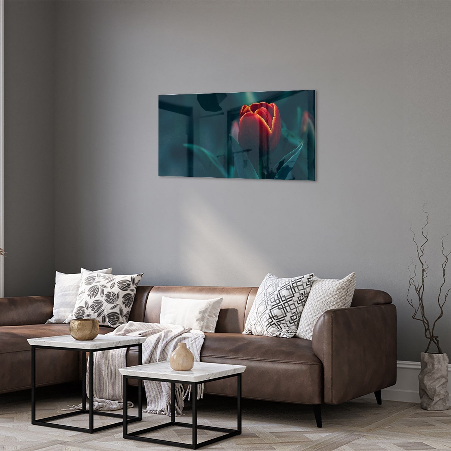 Glasbild mit roter Tulpe in einem modernen Interieur – Glasbild aus Sicherheitsglas, Größe 125x50