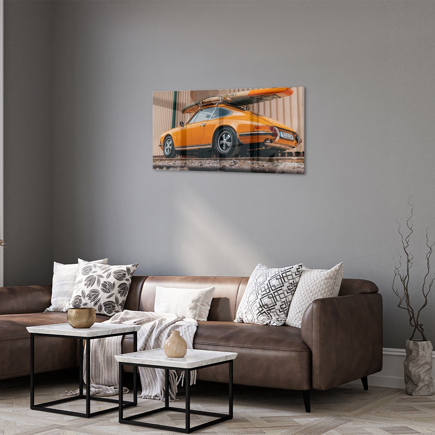 Leuchtendes Glasbild mit orangefarbenem Auto und Surfbrett – Glasbild aus Sicherheitsglas, Größe 125x50