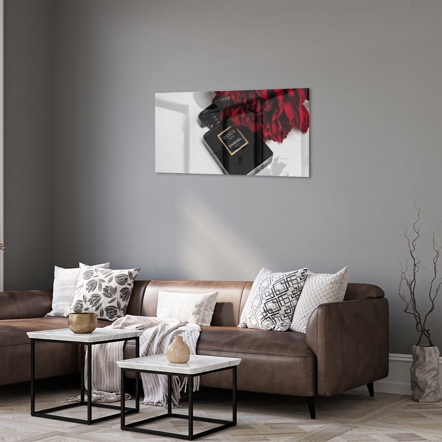 Elegantes Glasbild mit Parfüm und roten Blumen – Glasbild aus Sicherheitsglas, Größe 125x50