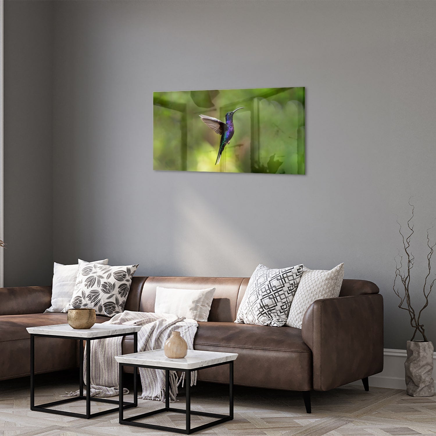 Glasbild mit fliegendem Kolibri inmitten grüner Ruhe – Glasbild aus Sicherheitsglas, Größe 125x50